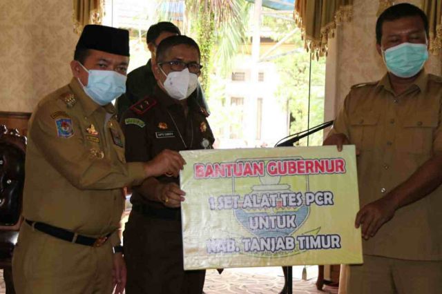 Percepat Testing dan Tracing Covid-19 di Tanjab Timur, Gubernur Al Haris Serahkan Bantuan Alat PCR