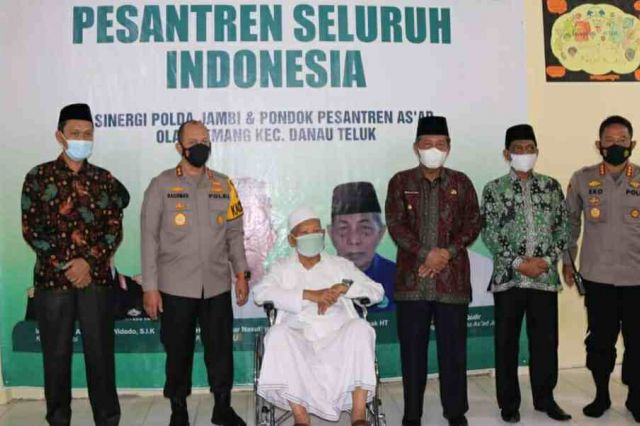 Tinjau Vaksinasi Massal di Ponpes As'ad, Wagub Abdullah Sani: Insya Allah Vaksin Ini Aman dan Halal