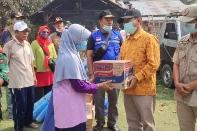 Prihatian Musibah Kebakaran, Bupati Mashuri Antarkan Bantuan ke Korban