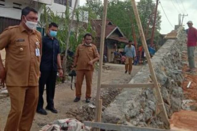 Wabup Hairan Hentikan Sementara Pekerjaan Oprit Jembatan Parit Gompong