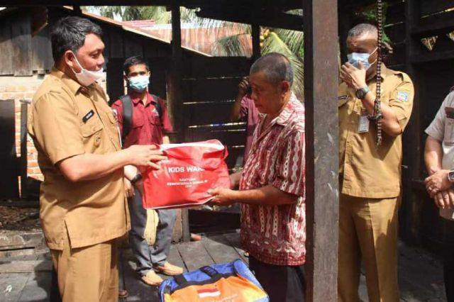 Wabup Hairan Serahkan Bantuan Korban Kebakaran di Lubuk Kambing