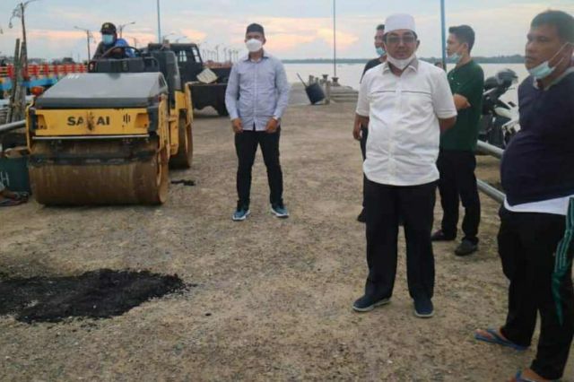 Jelang MTQ ke-50, Bupati Anwar Tinjau Pembersihan dan Pengaspalan Jembatan WFC Kuala Tungkal