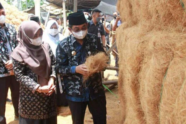 Bupati Anwar Resmikan Sentra Industri Pengolahan Kelapa Terpadu di Desa Karya Maju