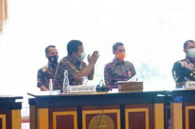 Bupati Tanjab Timur Ikuti Rakor Penanganan Covid 19 Bersama Mendagri