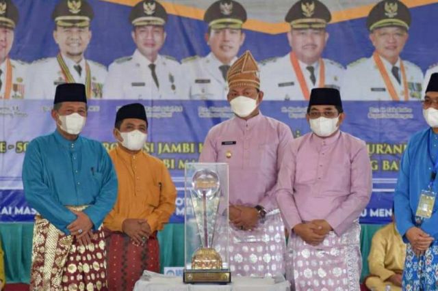 Abdullah Sani Serahkan Piala Bergilir Kepada Tanjab Barat Sebagai Juara Umum MTQ ke-50 Provinsi Jambi