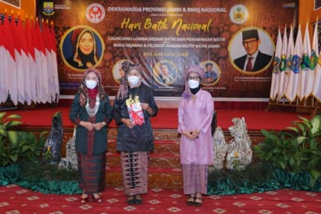 Hari Batik Nasional, Hesti Haris Kenalkan Buku Sejarah dan Filosofi Batik Jambi