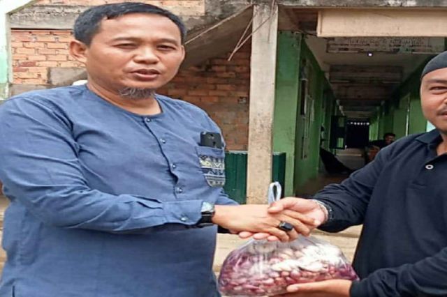 Jumat Berkah, Pengelola Pasar Angso Duo Baru Jambi Salurkan Bantuan ke Ponpes Al Jauharen
