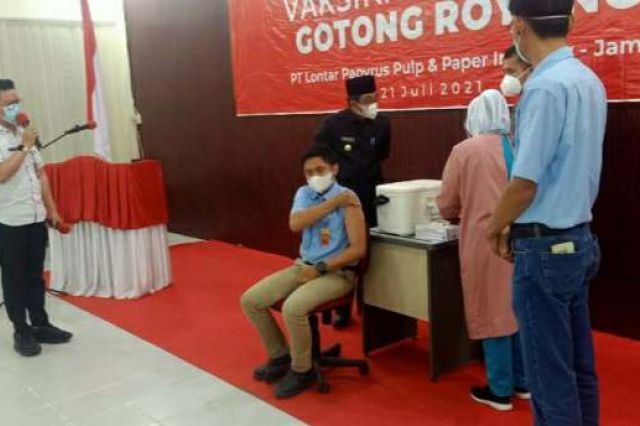 Bupati Tanjab Barat Anwar Sadat Pantau Vaksinasi Gotong Royong Karyawan PT LPPPI