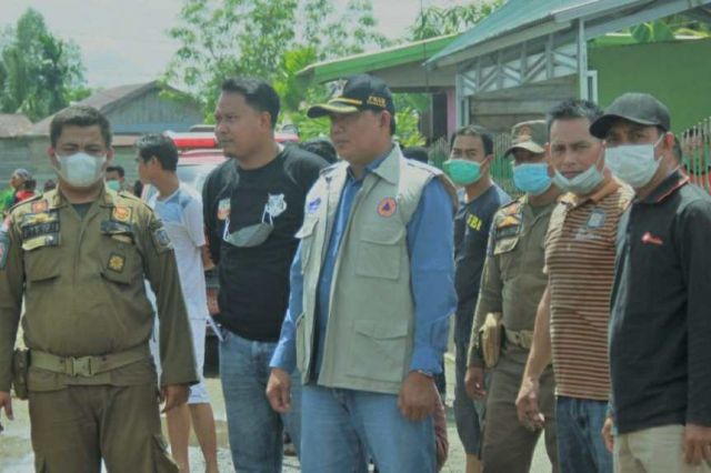 Tinjau Kebakaran di Jalan Kusuma, Wabup Hairan Serahkan Bantuan