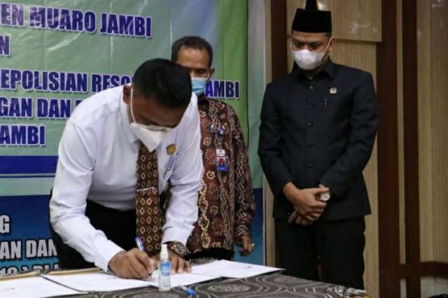 Ketua DPRD Muaro Jambi Saksikan Penandatangana MoU Pengawasan Dana Covid-19