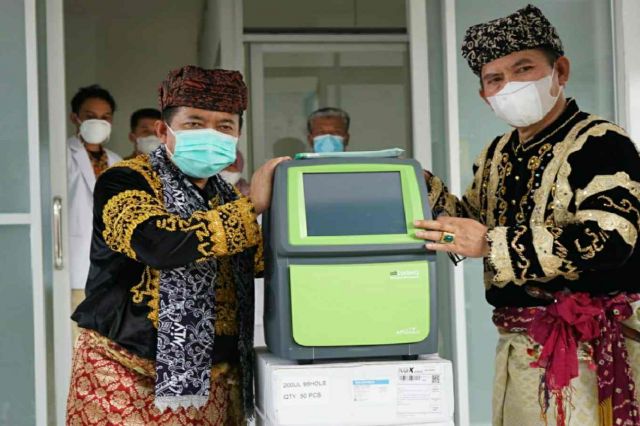 Gubernur Al Haris Serahkan Alat PCR ke RSUD Mayjen A. Thalib