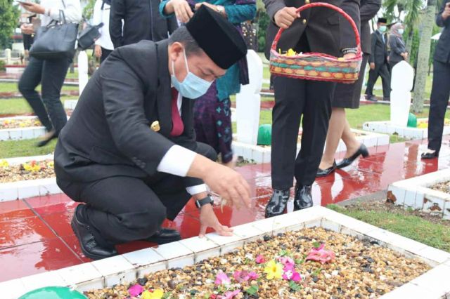 Peringati Hari Pahlawan, Gubernur Al Haris Hadiri  Ziarah dan Tabur Bunga di Makam Pahlawan