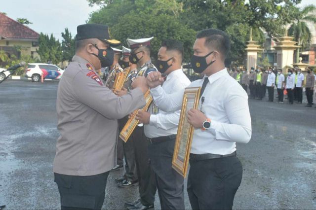 Gagalkan Pengiriman Sabu, Personil Ditlantas Polda dan Polresta Jambi Diberi Penghargaan