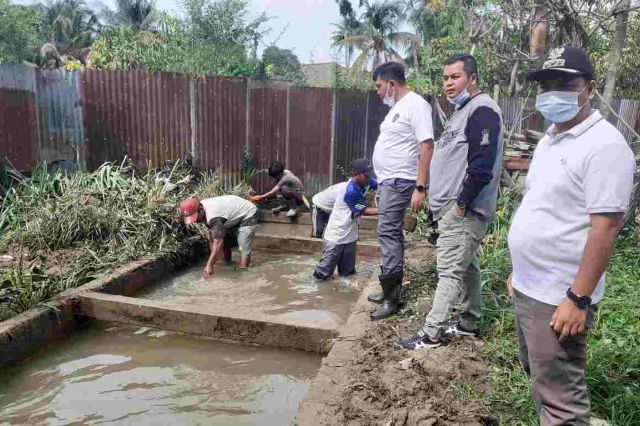 Gerak Cepat Atasi Keluhan Warga Terkait Banjir, KFA Tinjau Langsung Drainase di Simpang IV Sipin