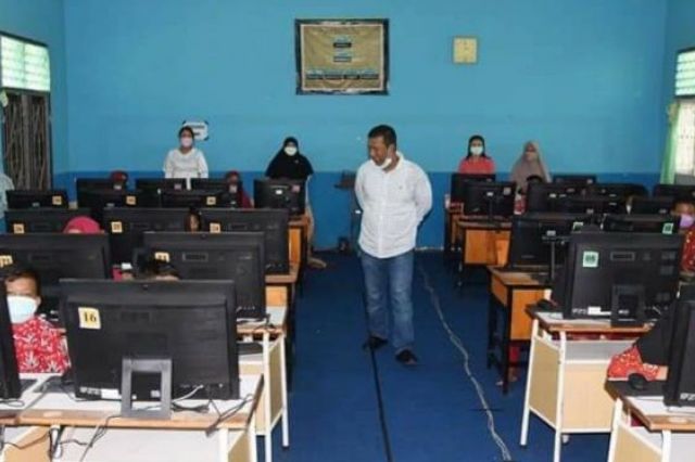 Sidak ke Sekolah, Bupati Romi Pastikan Siswa Sudah Divaksin