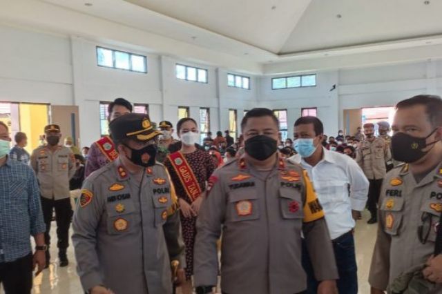 Bupati Romi Dampingi Wakapolda Jambi Tinjau Pelaksanaan Vaksinasi di Mapolres Tanjab Timur