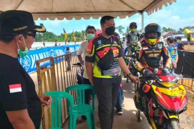 Kunjungi Sirkuit Zabak, Bupati Romi Pastikan Seluruh Pebalap Sudah di Vaksin dan Antigen