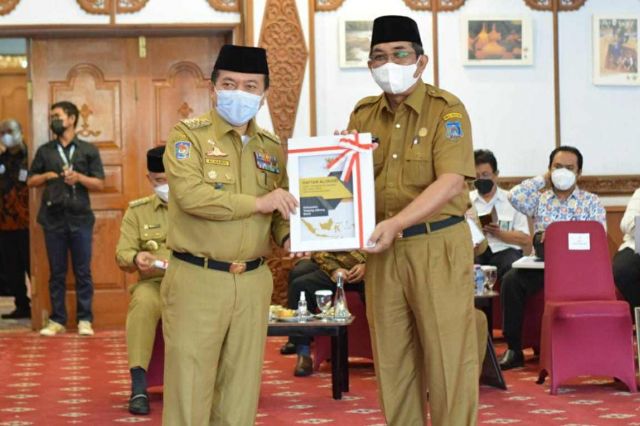 Bupati Anwar Sadat Terima Buku DIPA dan Alokasi TKDD Tahun Anggaran 2022