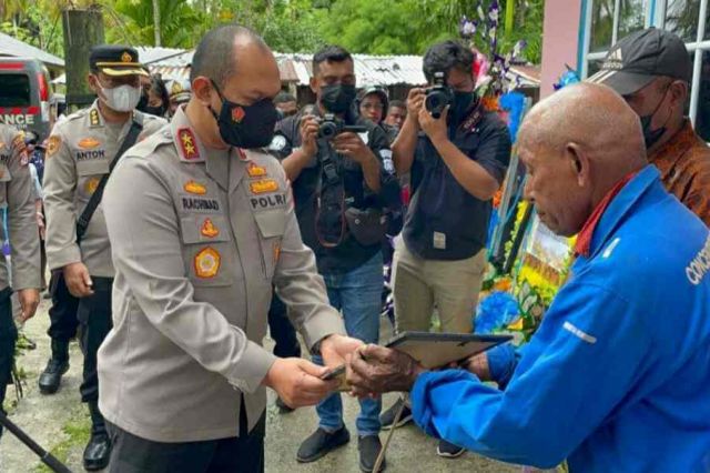 Tiba di Rumah Duka Almarhum Siswa SPN di Papua, Kapolda Jambi Sampaikan Bela Sungkawa