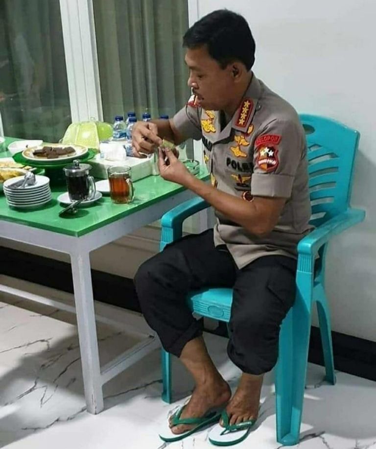 Potret Kesederhanaan Kapolri Idham Aziz Bersandal Jepit dan Makan Kue Lapis