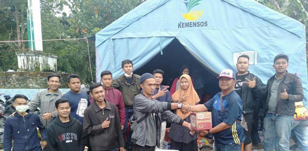 Peduli Almughoni, Milineal Al Haris Kerinci - Sungai Penuh Serahkan Bantuan ke Posko Pencarian