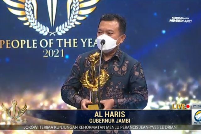 Gubernur Al Haris Terima Penghargaan People Of The Year 2021