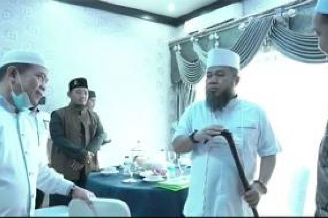 Silaturahmi ke Merangin, Walikota Bengkulu Beri Cinderamata Tongkat ke Al Haris