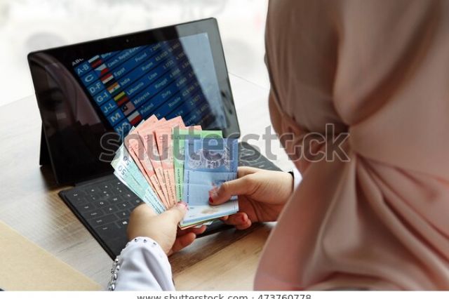 Hukum Perempuan Bekerja dan Mengatur Uangnya Sendiri