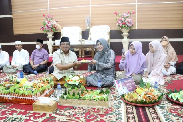 Momentum Ulang Tahun ke-56, Bupati Anwar Sadat  Santuni Lansia dan Anak Yatim