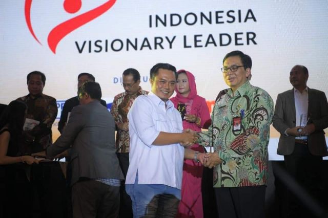 Al Haris Bupati Merangin Terima Penghargaan SINDO Media dalam Event Indonesia Visionary Leader
