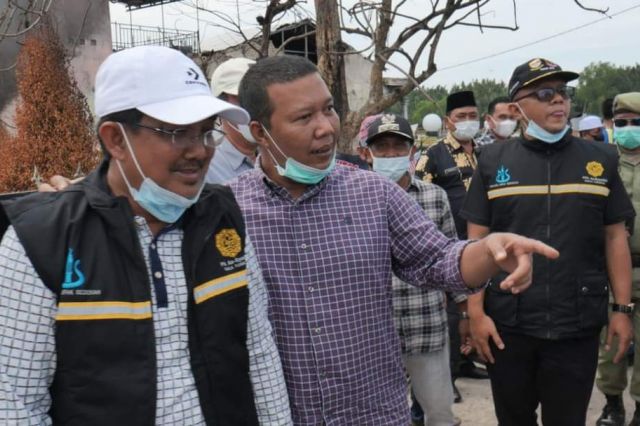 Kunjungi Korban Kebakaran di Mendahara Tengah, Bupati Anwar Serahkan Bantuan