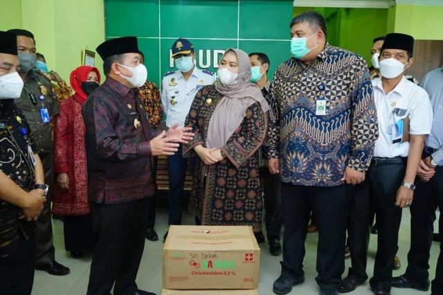 Gubernur Al Haris Serahkan Bantuan Obat-obatan untuk RSUD Sungai Bahar
