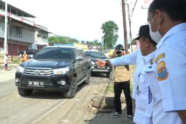 Gubernur Al Haris Tinjau Perbaikan Jalan Nasional yang Rusak di Tembesi