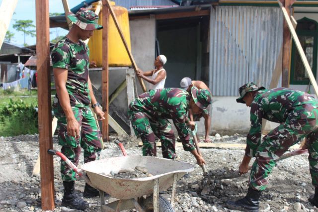TNI Bantu Warga Bangun Aula Tempat Mengaji di Distrik Iwaka Papua