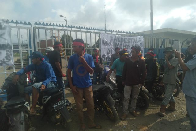 Tak Diberi Pekerjaan, Warga Desa Tanjung Lamin Blokir Pabrik PT KDA Langling