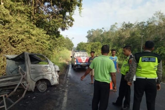 Tabrak Truk, Mobil Pengangkut Solar Terbakar