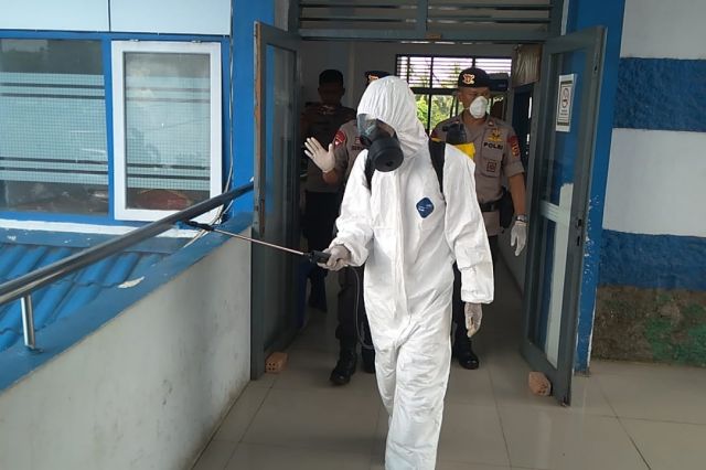 Cegah Corona, Ruang Pelayan dan Kantor Ditlantas Polda Jambi Dilakukan Penyemprotan Cairan Disinfektan