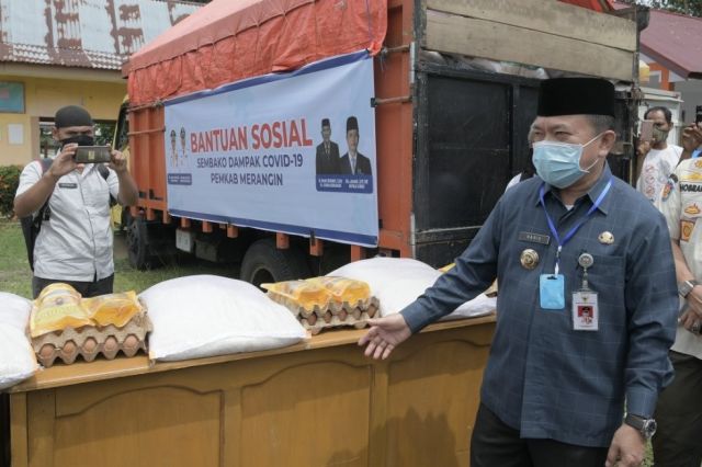 Bupati Al Haris Mulai Salurkan Bantuan Dampak Covid-19