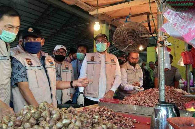 Jelang Idul Adha Pj Sekda Tinjau Ketersediaan dan Harga Bahan Pokok di Pasar Angso Duo