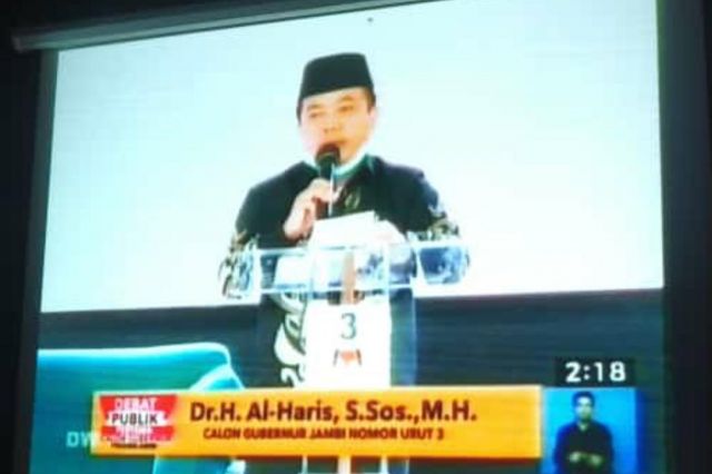 Kenakan Batik Hitam dan Tersenyum, Cagub Jambi Al Haris Mantap Menuju Debat Kandidat