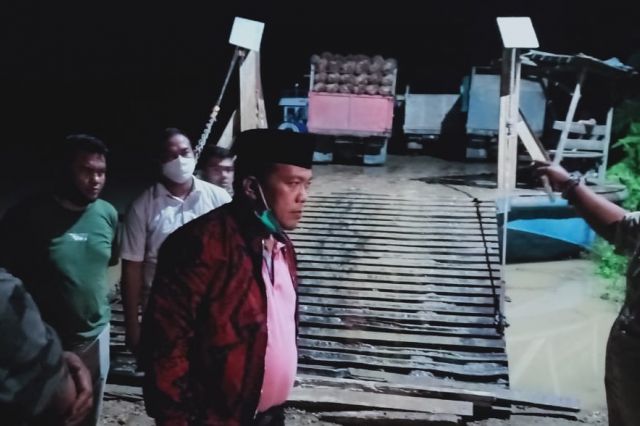 Prihatin Warga Angkut Komaditi Gunakan Ponton, Al Haris Janji Bangun Jembatan Paseban Pasir Mayang Tebo