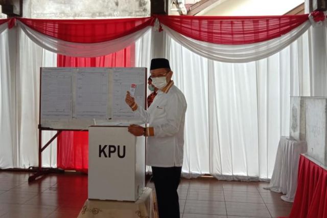 Didampingi Anak, Cek Endra Mencoblos di TPS 7 Pematang Sulur