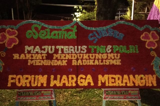 Dukung FPI Dibubarkan, Papan Bunga Dukungan Berjejer di Depan Mapolres Merangin