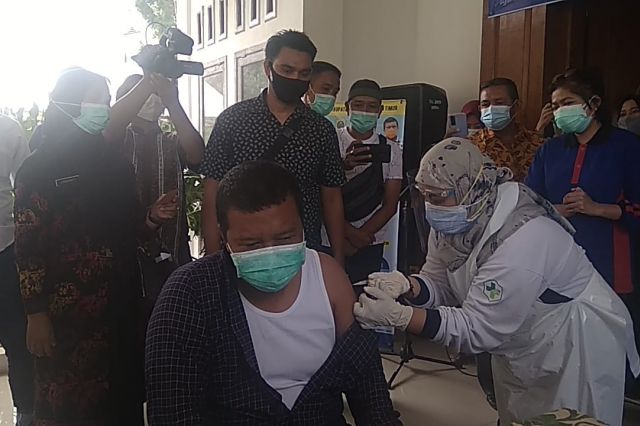 Dari Jalur Pemkab, Bupati Romi Menjadi yang Pertama di Suntik Vaksin Covid-19