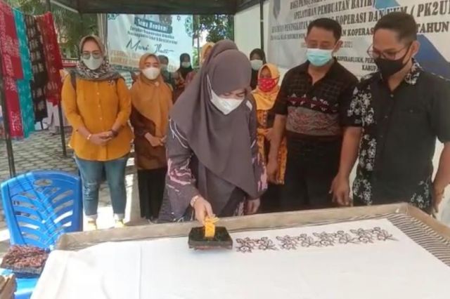 Hj Fadhilah Sadat Ajak Semua Elemen Kembangkan Batik Khas Tanjab Barat