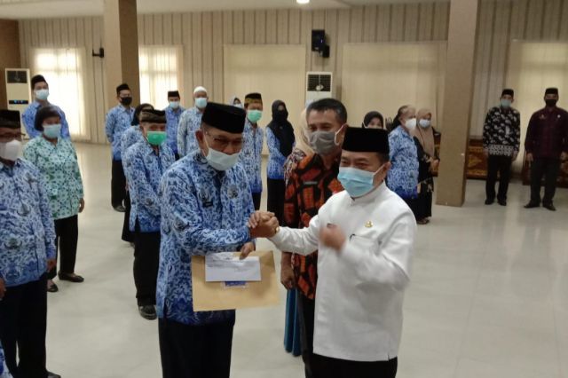 Salurkan Bantuan Sosial ke 55 ASN Pensiun, Begini Kata Al Haris