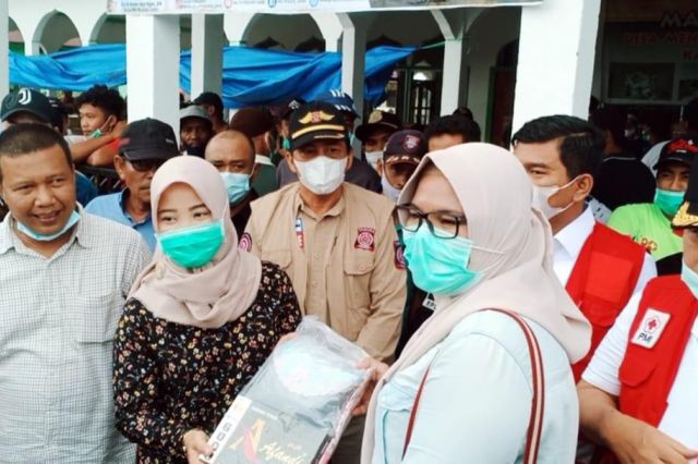 Dilla Hich Bersama Bupati Romi Hibur Anak-anak Korban Kebakaran