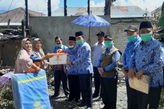 Wabup Ami Taher dan Sekda Asraf Serahkan Bantuan Kebakaran di Kemantan Tinggi