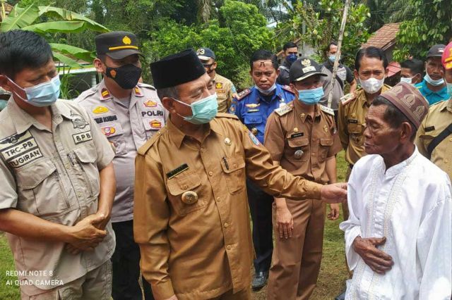 Bupati Mashuri Santuni Korban Kebakaran di Sialang
