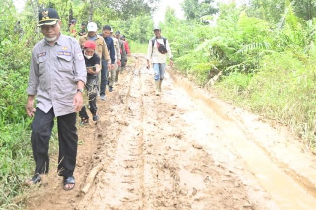 Jalan Tiga Desa Parah, Mashuri Datangi dan Turunkan Alat Berat